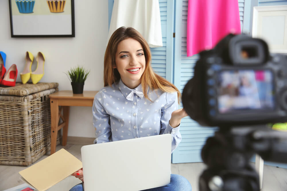 blogueira gravando vídeo