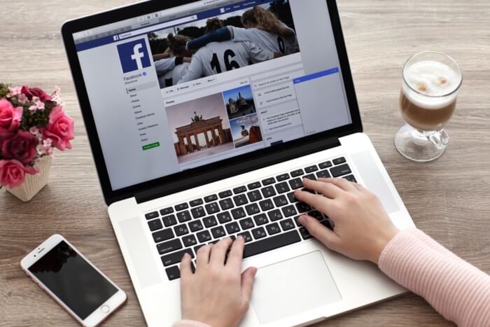 acesso a pagina no facebook em laptop