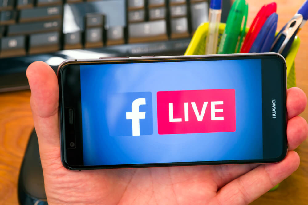 smartphone acessando live no aplicativo mobile facebook