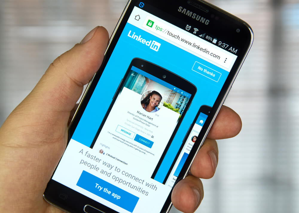 site mobile do linkedin na tela de um smartphone