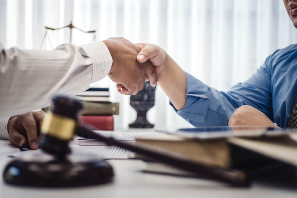 cumprimento junto de objetos que remetem a natureza jurídica