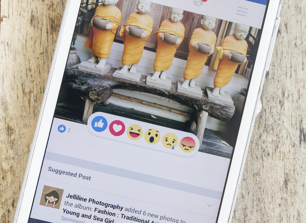 foto das reações para postagens do facebook em amartphone