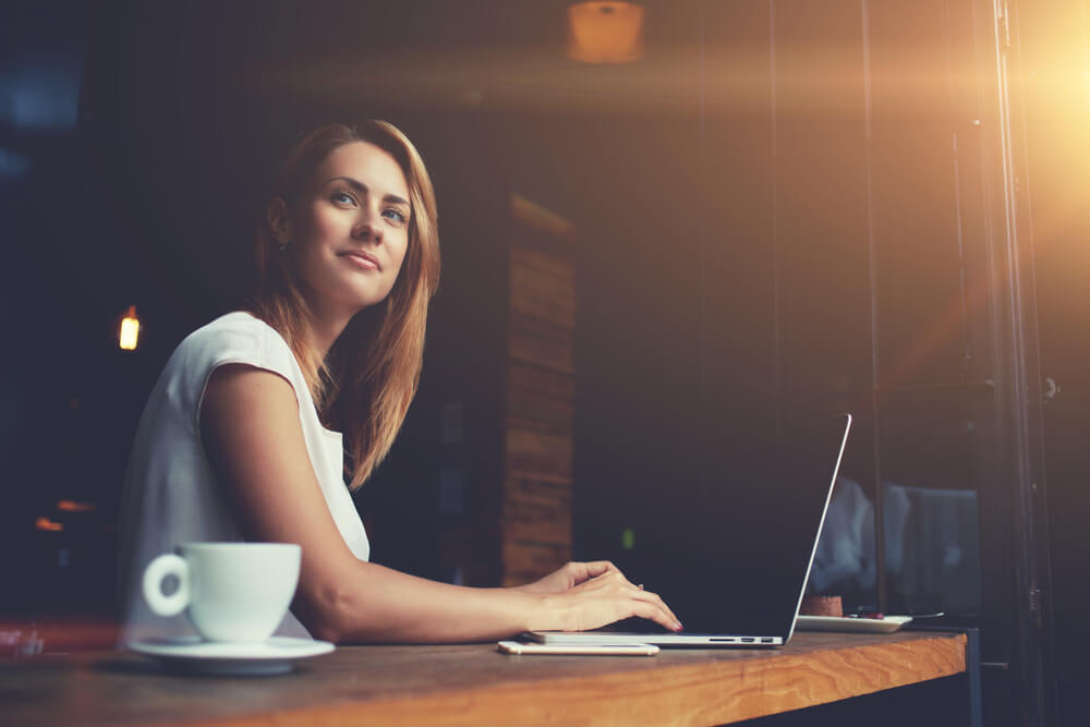 garota pensativa trabalhando em laptop 