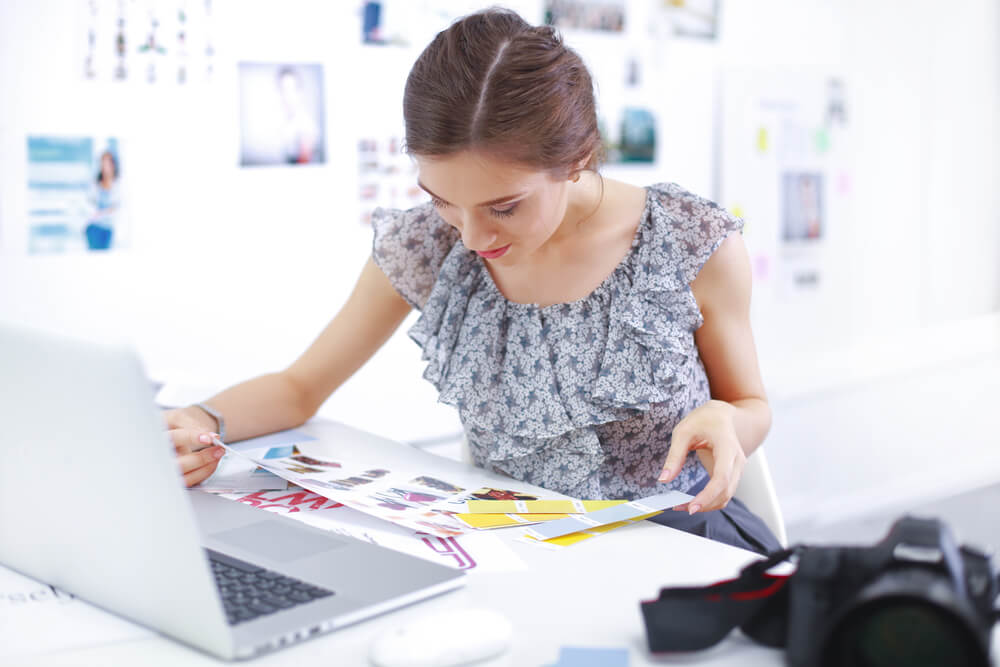 garota trabalhando virtualmente em conteúdo criativo