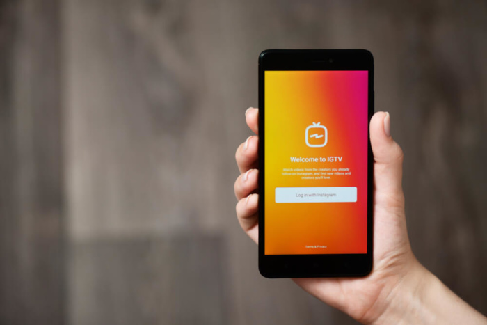 smartphone acessando o IGTV