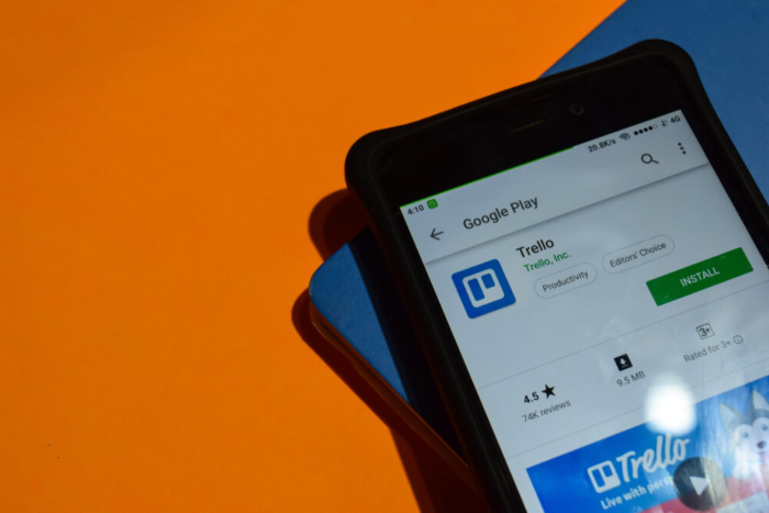 smartphone com tela de download do app Trello
