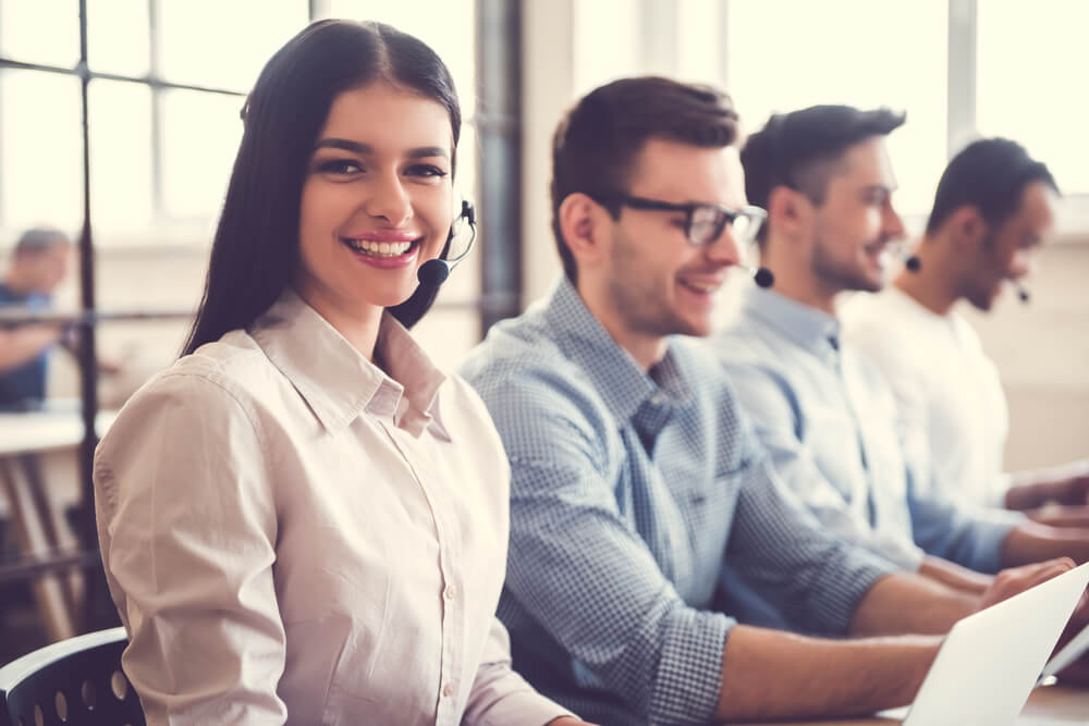 atendentes de telemarketing realizando atendimento telefonico