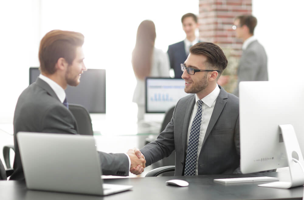 cumprimento entre colegas de trabalho em escritório