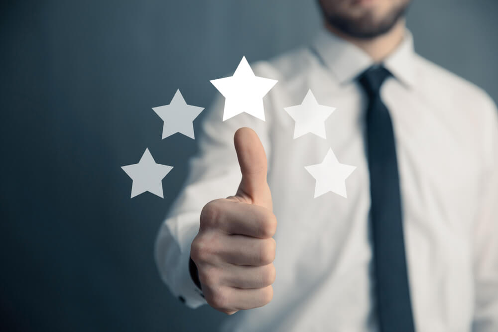 homem com dedo polegar levantado simbolizando bom atendimento