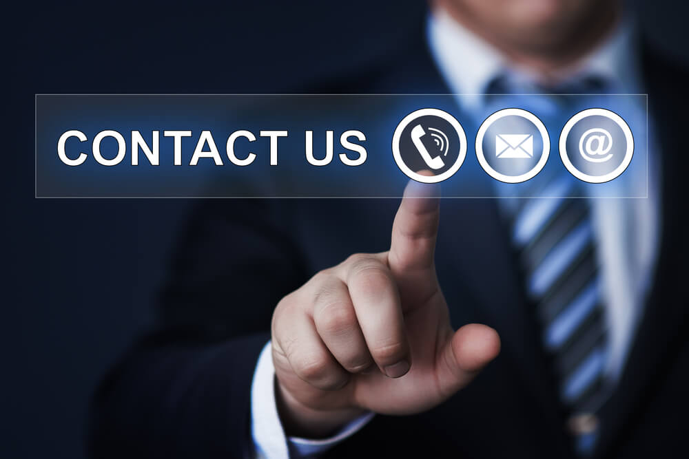 homem executivo tocando simbolo ao lado da palavra contact us