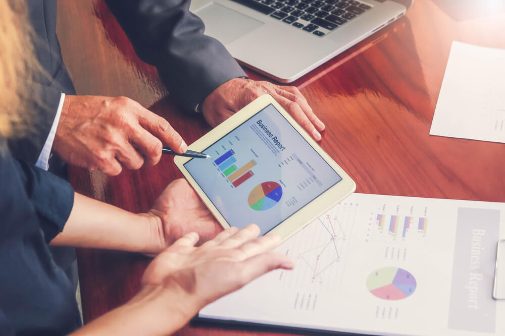 mão de equipe de trabalho analisando dados de planejamento