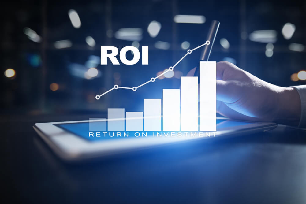 mão segurando caneta com gráfico e ilustração sobre ROI