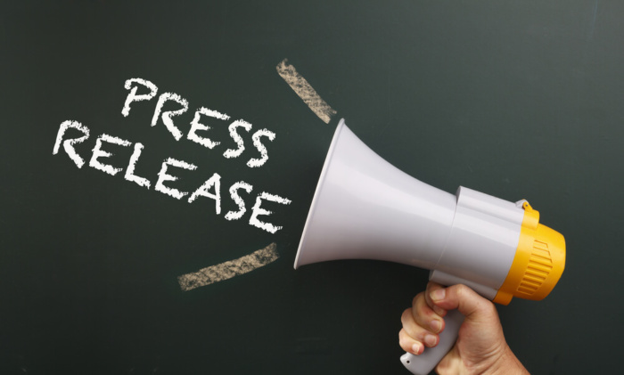 megafone e título press release em giz em quadro negro