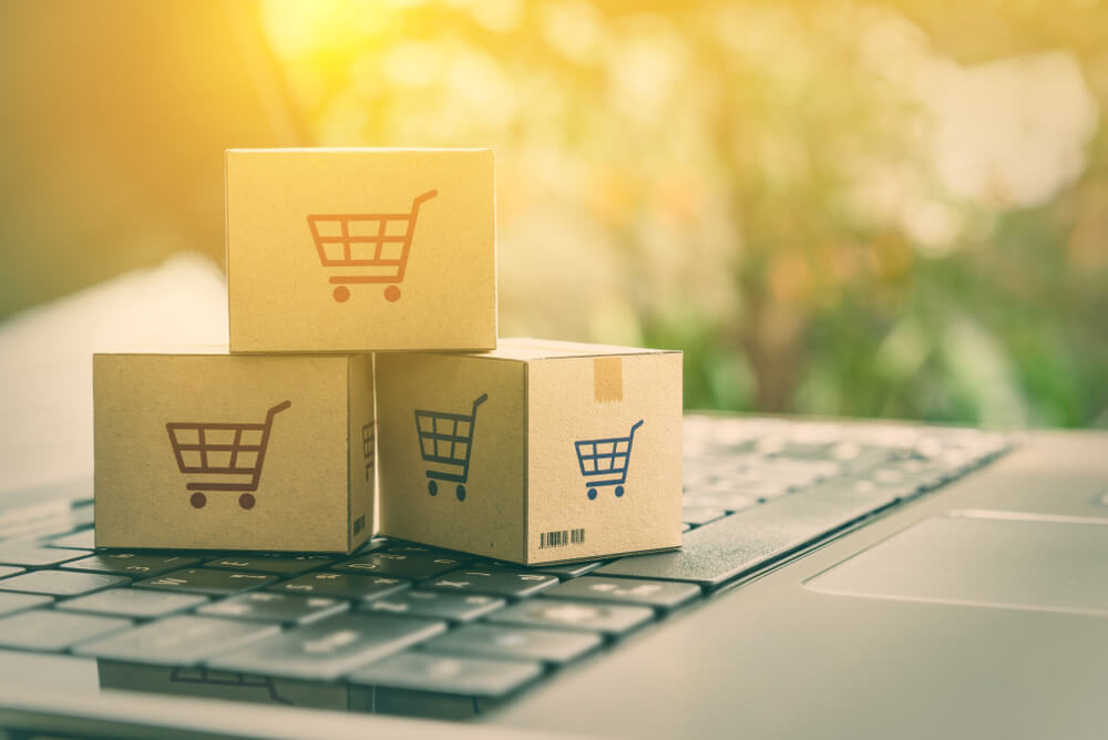 mini caixas de produto em cima de laptop