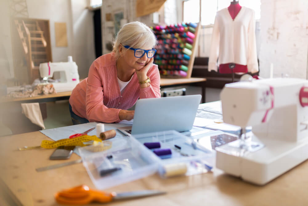 mulher em atelier de costuma 