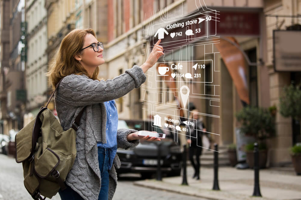 mulher fazendo compras na rua represetnado geomarketing