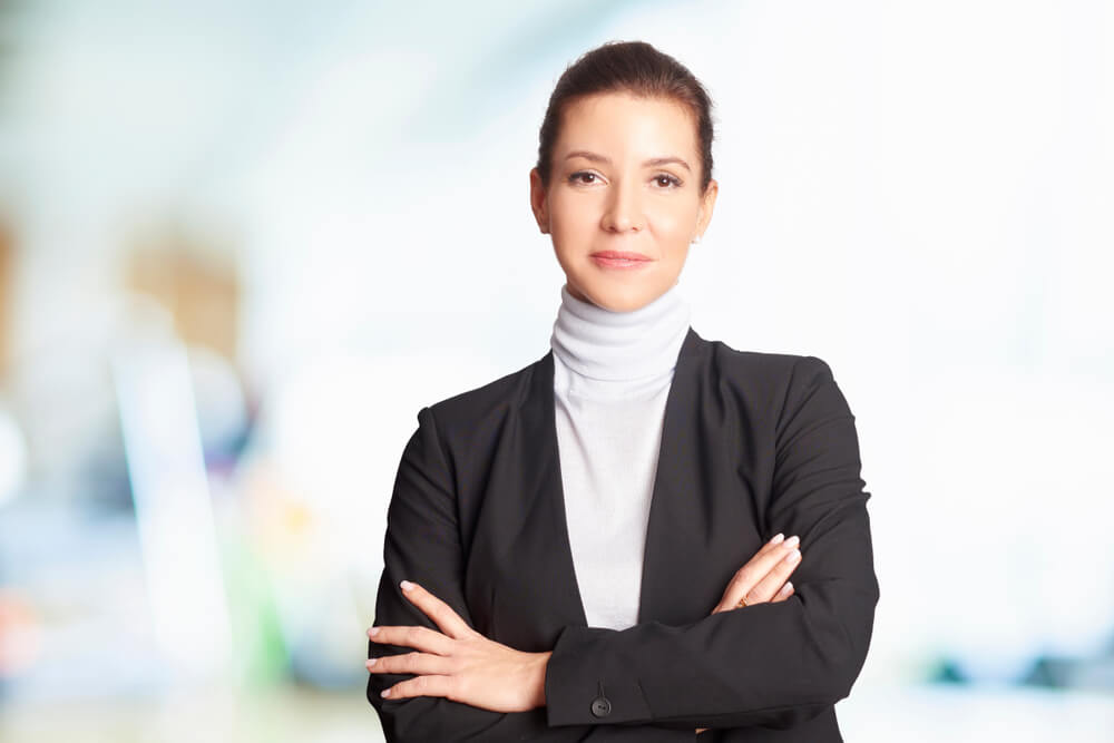 mulher profissional com expressão serena