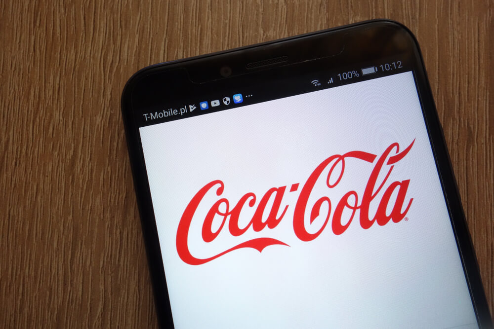 página da empresa coca-cola sendo acessada em smartphone