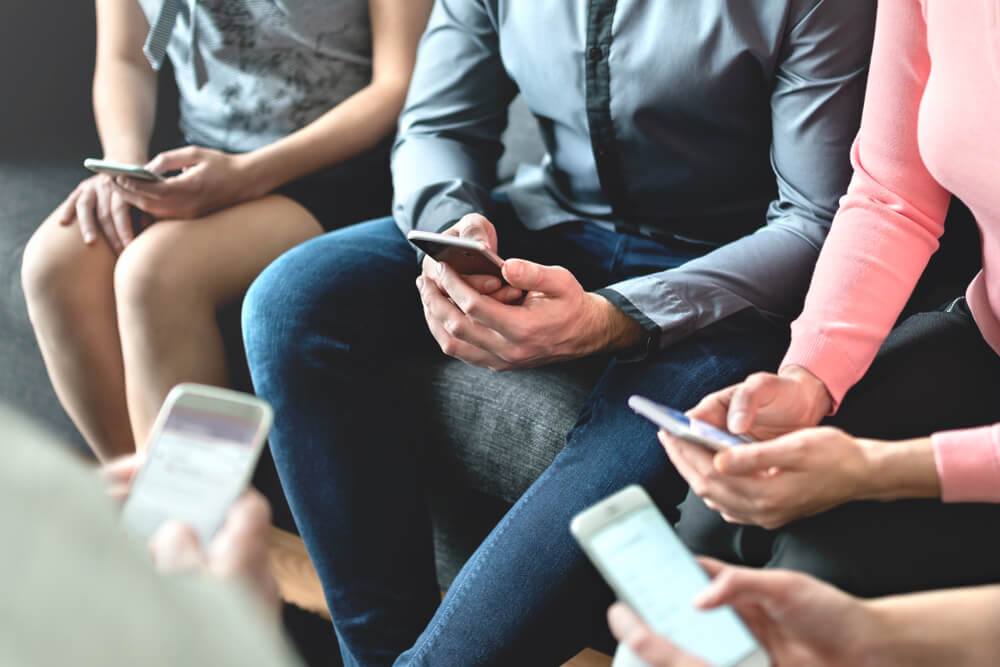 pessoas conectadas aos seus smartphones