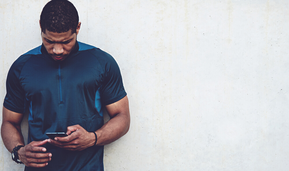 homem sério acessando smartphone