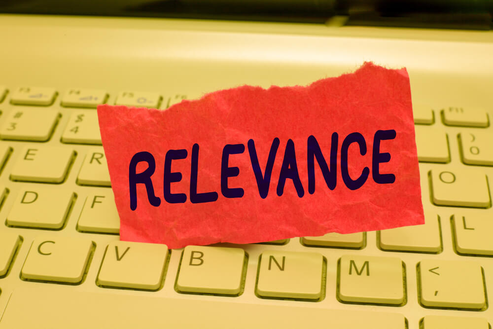 papel com título relevância sob teclado de laptop