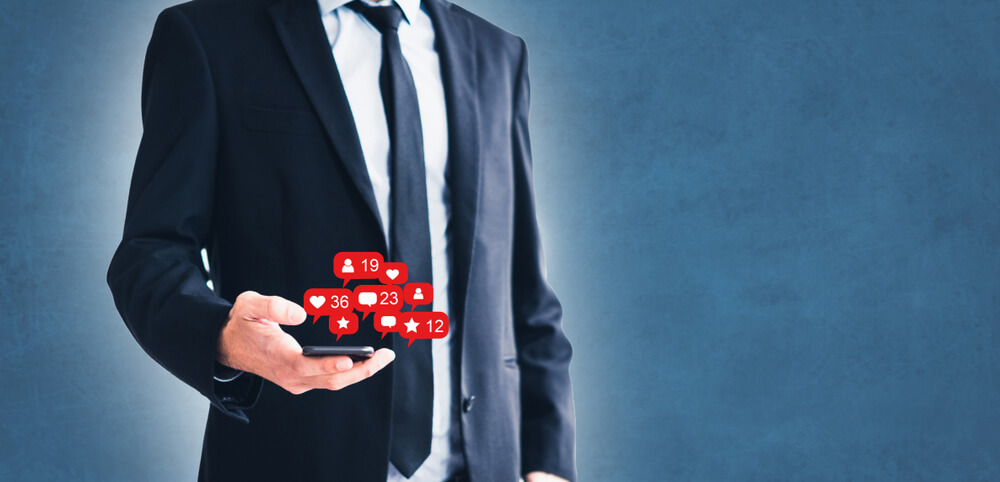 profissional segurando smartphone com notificacoes