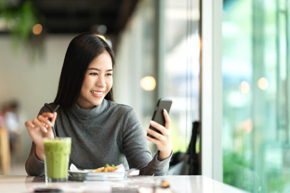 profissional sorridente trabalhando em smartphone