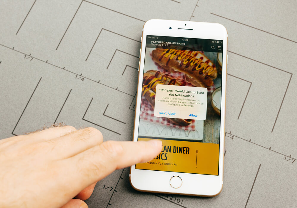 push notification em smartphone sobre comida