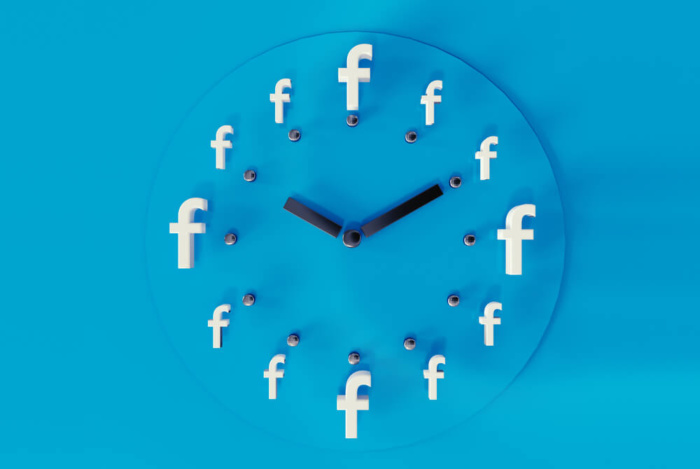 relógio com logos do facebook