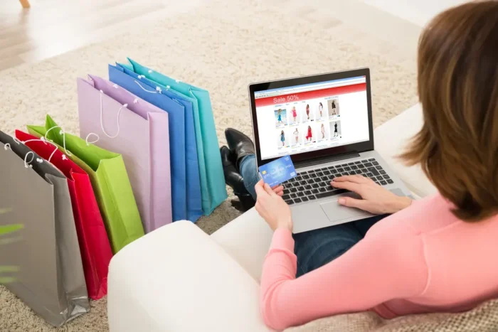 cliente fazendo compras online
