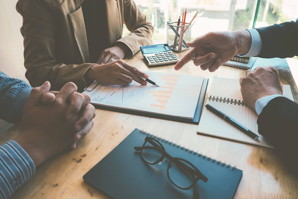 equipe analisando dados e gráficos sobre planejamento empresarial
