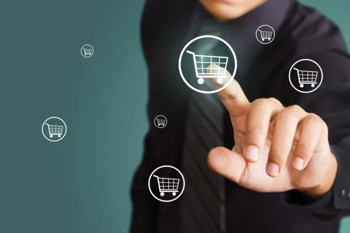 pessoa assinalando carrinho de compras representando vendas online
