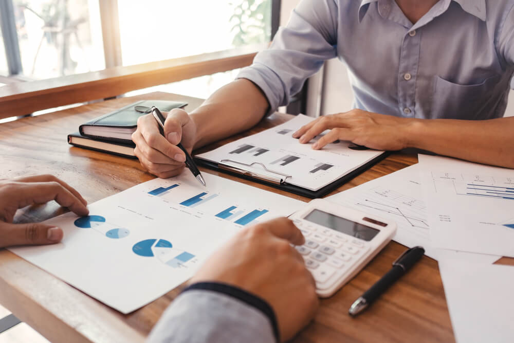 profissionais de B2B trabalhando sobre custos de venda