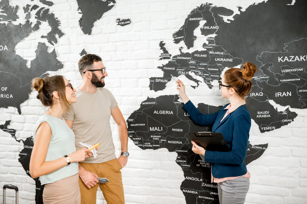 profissional de agencia de viagem e clientes