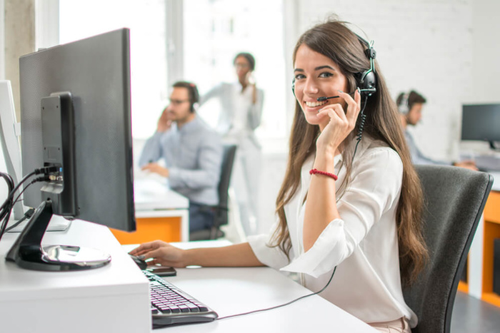 profissional de telemarketing sorridente