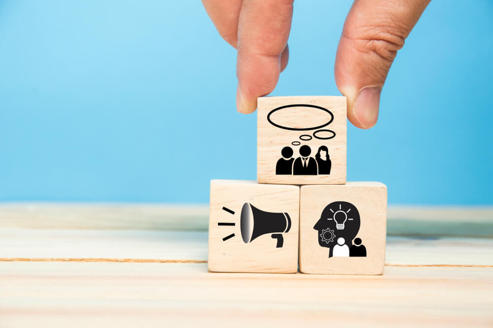 blocos com imagens em fundo azul comparação estratégia B2B