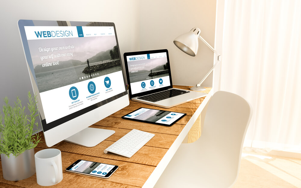 computador, laptop e dispositivos moveis com sites feitos com wordpress em tela