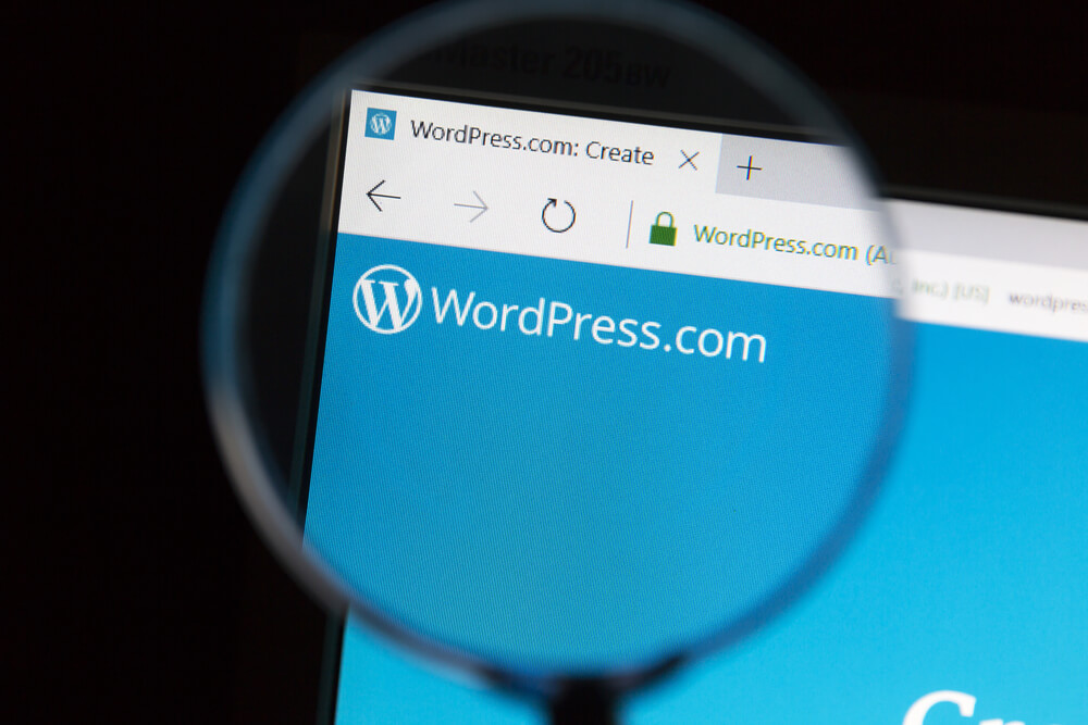 lupa ampliando palavra wordpress em tela de laptop