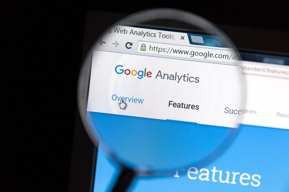 lupa em pagina inicial de plataforma google analytics em tela de computador
