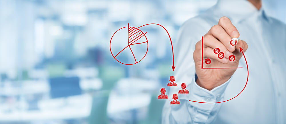 profissional rascunhando símbolos sobre posicionameto de mercado