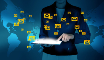profissional com acesso a ferramentas de email marketing