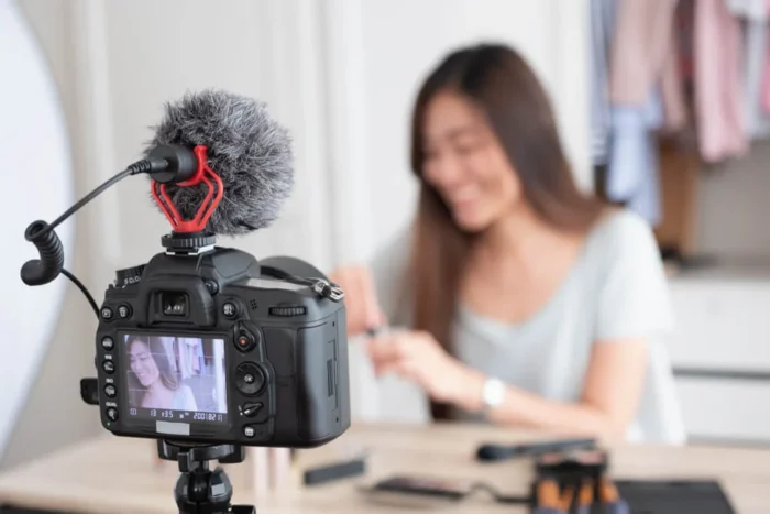 influenciador digital em frente a uma câmera, criando conteúdo para seu público
