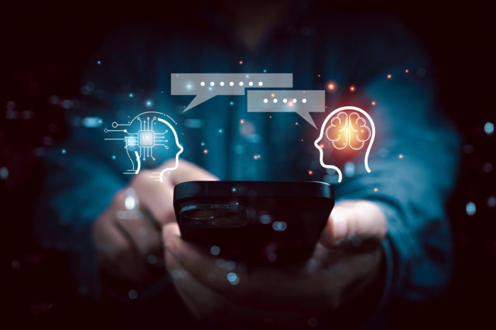 Concetto visivo di intelligenza artificiale e comunicazione digitale, con icone di cervello e IA sopra uno smartphone