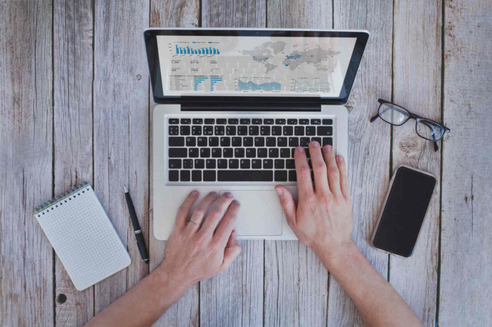 Analyse de données SEO sur un ordinateur portable, avec graphiques et statistiques à l’écran.