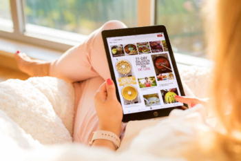 Uma mulher mexendo no pinteres pelo tablet