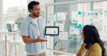 Un homme qui fait une présentation sur le SEO.