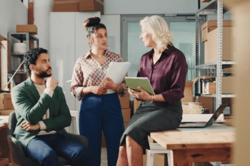 consultoria para varejo pessoas em escritório de marketing.